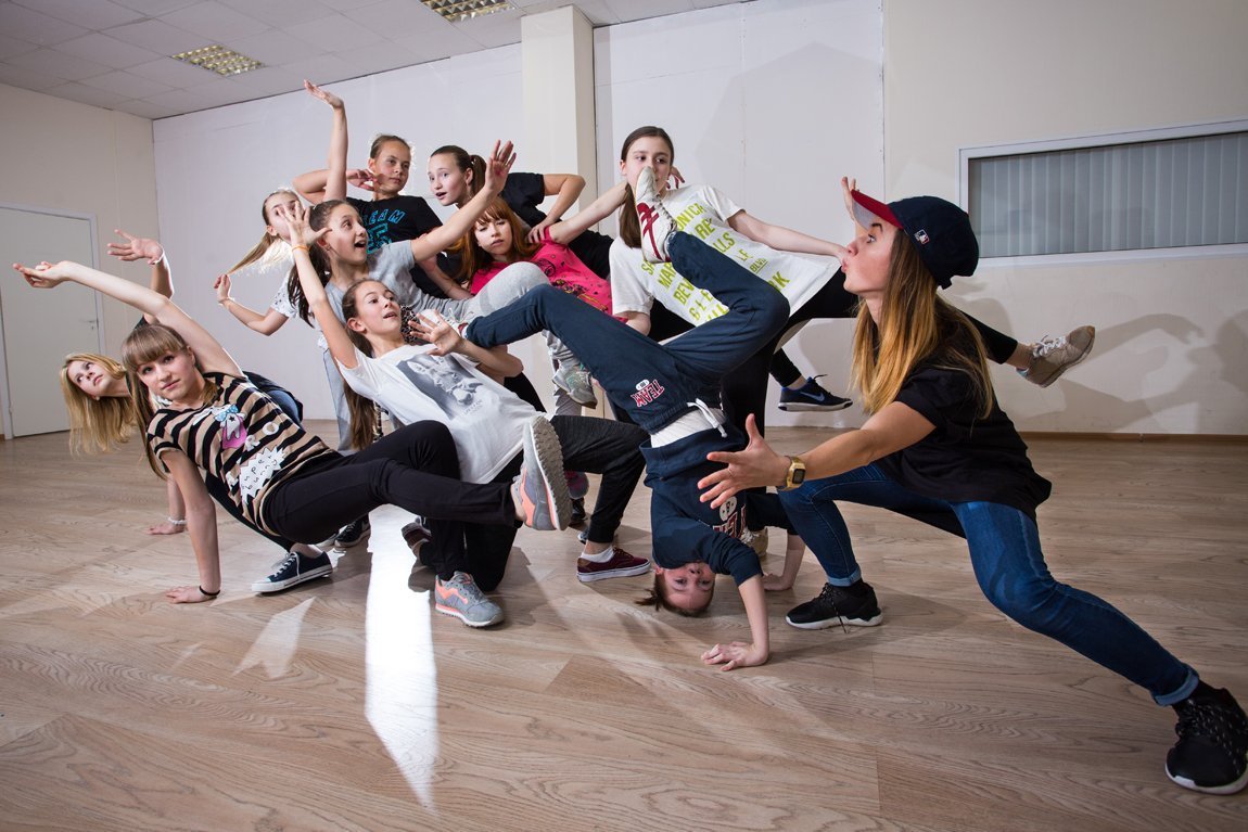 Школа танцев занимается. Современные танцы. Танцевальная школа. Танцы современные для подростков. Школа современных танцев для детей.