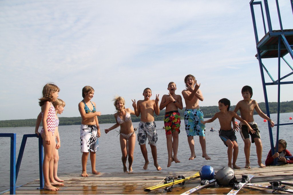 Детский лагерь у озера. Дол на Красном озере Колобочниус. Детские спортивные лагерь на озере. Современный лагерь у озера. Детский лагерь в озерах