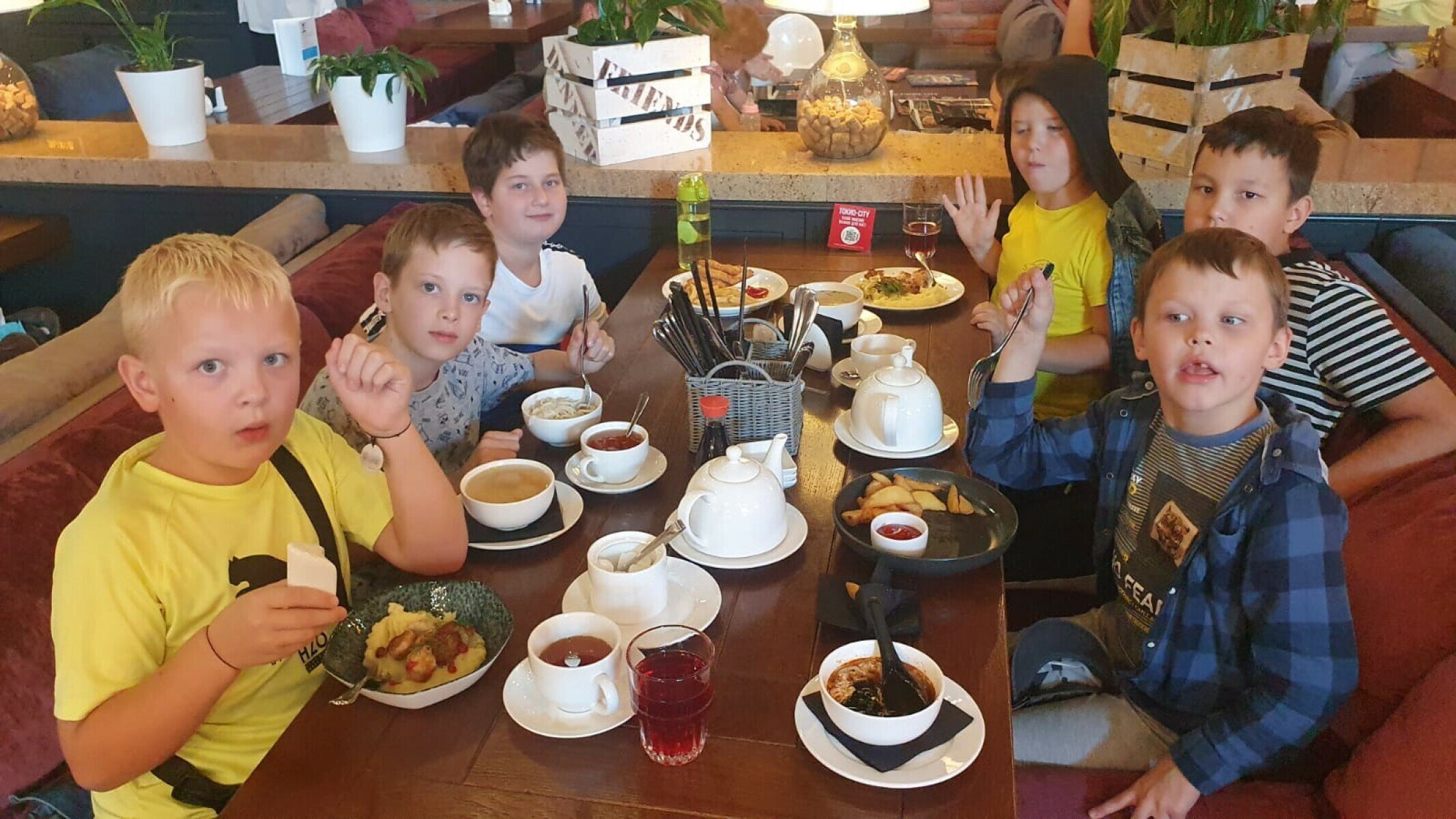 Лето с роботами. Ленинский проспект – городской лагерь, Санкт-Петербург, м. Ленинский проспект . Путевки в детский лагерь на 2025 год, фото питания 1