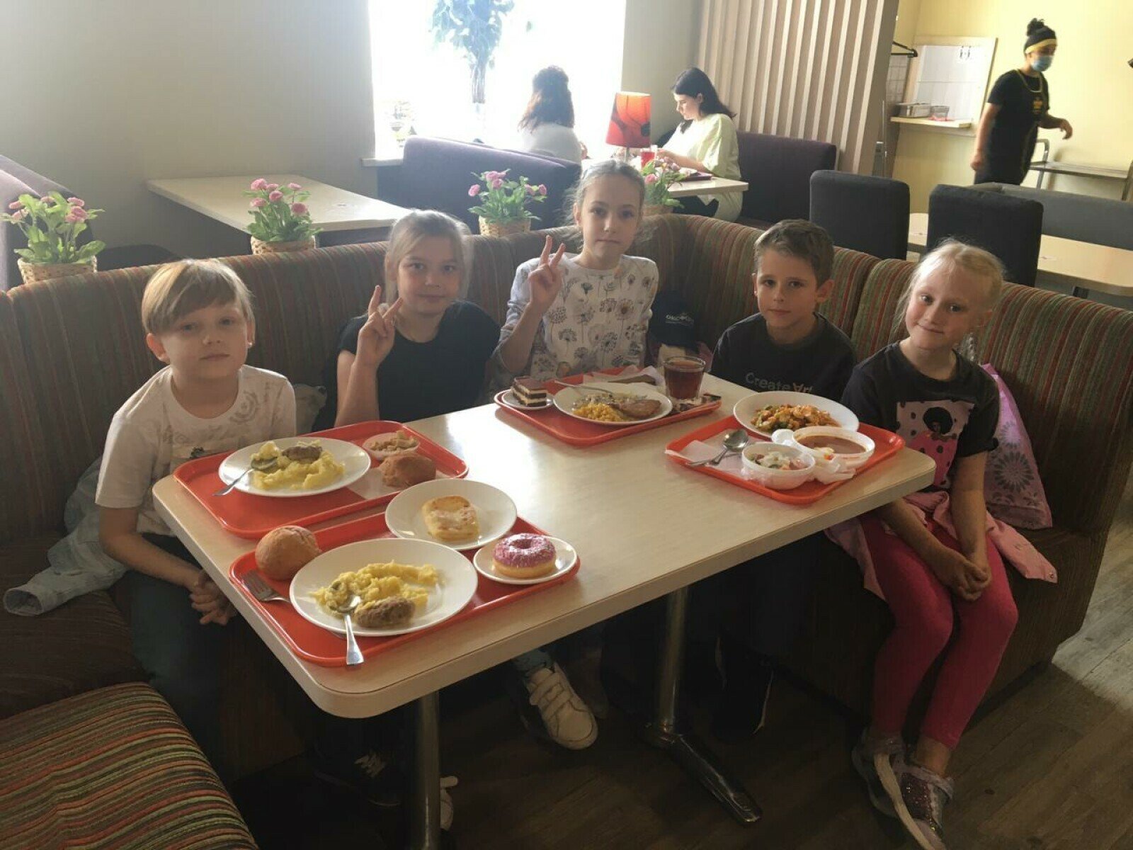 OXFORD FRIENDS CAMP. Городской языковой лагерь – городской лагерь, Новосибирск, 2 филиала. Путевки в детский лагерь на 2025 год, фото питания 2