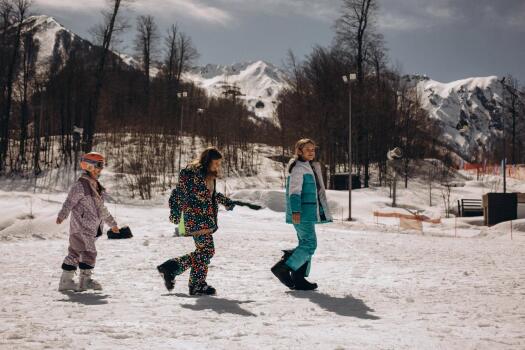 Детский лагерь «People School» Не Один дома, Сочи - Краснодарский край, пгт «Сириус», ул. Ружейная, уч. 49/1, мини-отель «Deus Сочи», купить путевку