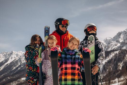 Детский лагерь «People School», Сочи - Краснодарский край, пгт «Сириус», ул. Ружейная, уч. 49/1, мини-отель «Deus Сочи», купить путевку